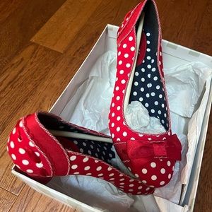 Red and white polka dot shoes 👠